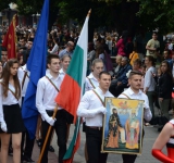 Шествие за Деня на светите братя Кирил и Методий спира движението край Хуманитарната гимназия и в Стария град